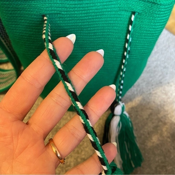 Mochilas Wayuu Handmade Crouched Colombian Green Black White Tassel Crossbody - Picture 5 of 7